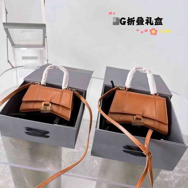 designer balencaigs's handbags hourglass bag messenger handbag high-end fashion trend let's keep up super foreign style
designer balencaigs's handbags hourglass bag messenger handbag high-end fashion trend let's keep up super foreign style