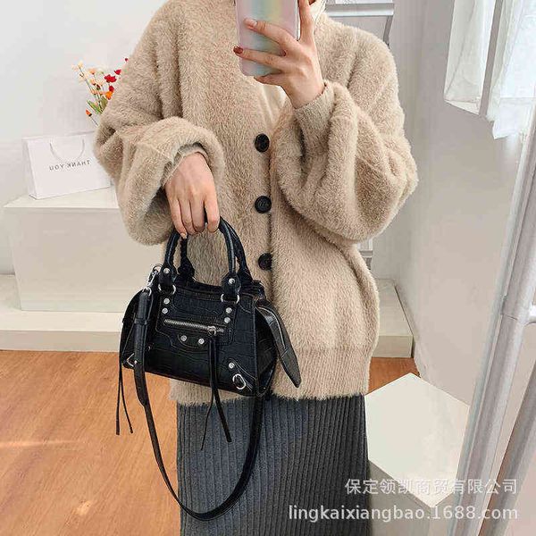 handbags women's 2022 summer new hand street trend motorcycle leisure easy to take one shoulder messenger bag
handbags women's 2022 summer new hand street trend motorcycle leisure easy to take one shoulder messenger bag