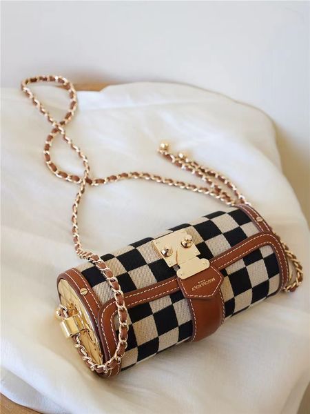 2022 new niche one-shoulder messenger small bag light luxury designer baguette bag female
2022 new niche one-shoulder messenger small bag light luxury designer baguette bag female