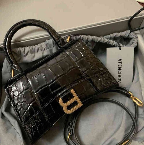 bag designer luxurys balencigas handbags star's same women's 2022 hourglass fashion versatile b family b-shaped messenger handbag
bag designer luxurys balencigas handbags star's same women's 2022 hourglass fashion versatile b family b-shaped messenger handbag