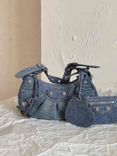 handbag designer balencaigass hd live shooting xs le cagole half moon dumpling bag locomotive cowboy belt drill hardware used leather high q
handbag designer balencaigass hd live shooting xs le cagole half moon dumpling bag locomotive cowboy belt drill hardware used leather high q