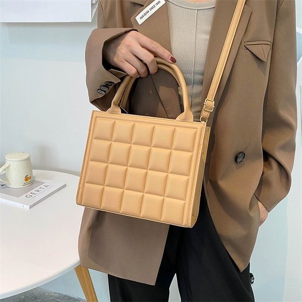female retro pu leather zipper lattice solid color fashion allmatch simple shoulder bag women crossbody handbag 220818
female retro pu leather zipper lattice solid color fashion allmatch simple shoulder bag women crossbody handbag 220818