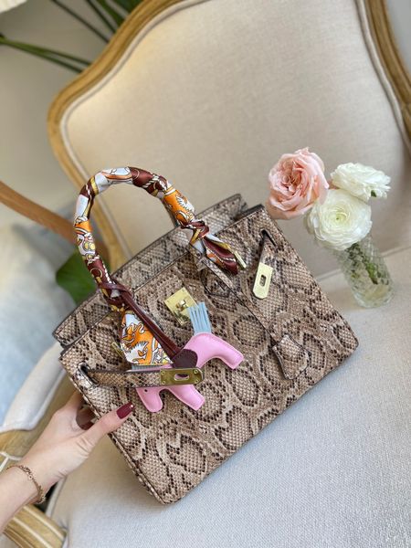 designers shoulder bag luxurious tote purse handbag message bags cluth brand classic genuine leather crossbody scarf cattlehide ol 35cm vogu
designers shoulder bag luxurious tote purse handbag message bags cluth brand classic genuine leather crossbody scarf cattlehide ol 35cm vogu