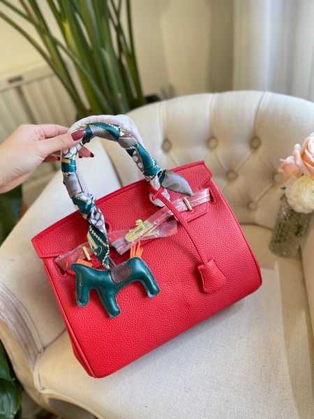 designers shoulder bag luxurious tote purse handbag message bags cluth brand classic genuine leather crossbody with scarf cattlehide size 30
designers shoulder bag luxurious tote purse handbag message bags cluth brand classic genuine leather crossbody with scarf cattlehide size 30