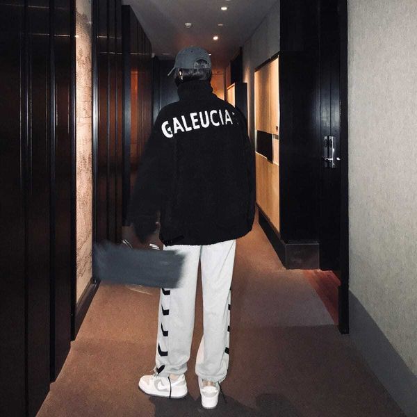web celebrity winter fashion faux fur outerwear new thick warm black and white letter cotton coat for women
web celebrity winter fashion faux fur outerwear new thick warm black and white letter cotton coat for women