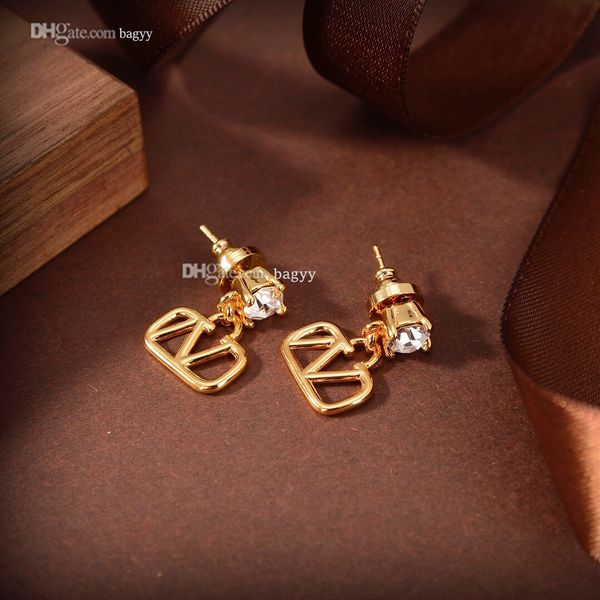 fashion designer letter v earrings pearl stud earring women tassel love internet celebrity earring female jewelry luxury hgn, Golden;silver
fashion designer letter v earrings pearl stud earring women tassel love internet celebrity earring female jewelry luxury hgn, Golden;silver