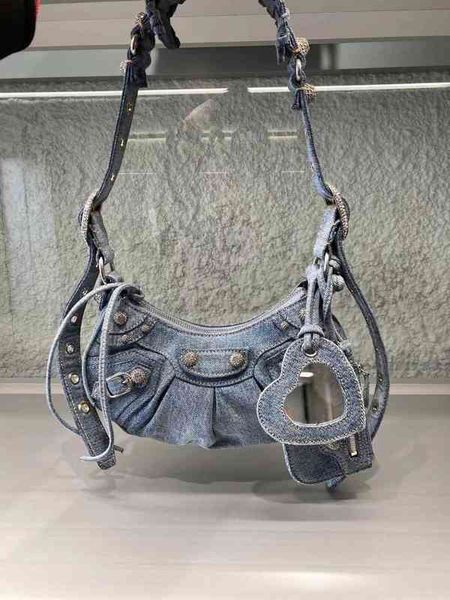 handbag designer balencaigass locomotive le cagole diamond button denim blue armpit bag crescent moon dumpling motorcycle bag leather high q
handbag designer balencaigass locomotive le cagole diamond button denim blue armpit bag crescent moon dumpling motorcycle bag leather high q