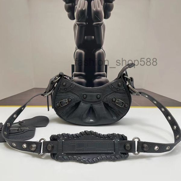 le cagole 2022 quality women le cagole motorcycle shoulder bags luxury designers genuine leather crossbody clutch purse crocodile pattern ha
le cagole 2022 quality women le cagole motorcycle shoulder bags luxury designers genuine leather crossbody clutch purse crocodile pattern ha
