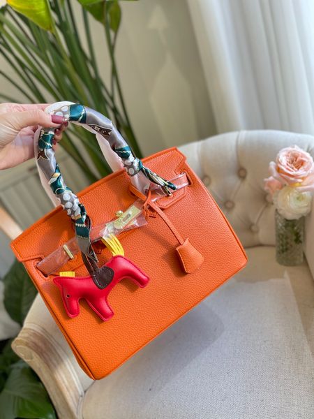 designers shoulder bag luxurious tote purse handbag message bags cluth brand classic genuine leather crossbody with scarf cattlehide size 30
designers shoulder bag luxurious tote purse handbag message bags cluth brand classic genuine leather crossbody with scarf cattlehide size 30