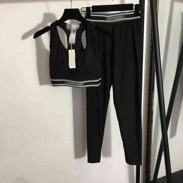 2022 early designer new yoga suit set letter webbing elastic waist suspender vest - elastic slim leggings, White
2022 early designer new yoga suit set letter webbing elastic waist suspender vest - elastic slim leggings, White