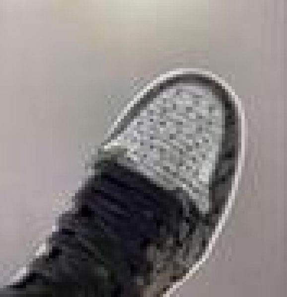 1 high og rebellionaire mens basketball shoes womens 1s black whiteparticle grey outdoor sports sneakers 555088 with original box
1 high og rebellionaire mens basketball shoes womens 1s black whiteparticle grey outdoor sports sneakers 555088 with original box