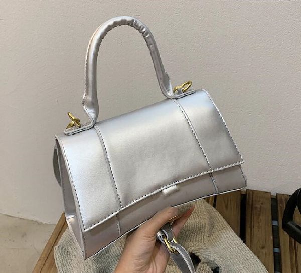 2022 fashion women handbag luxury designer bags white black leather embroidery multicolor single shoulder large capacity bucket bag crossbod
2022 fashion women handbag luxury designer bags white black leather embroidery multicolor single shoulder large capacity bucket bag crossbod