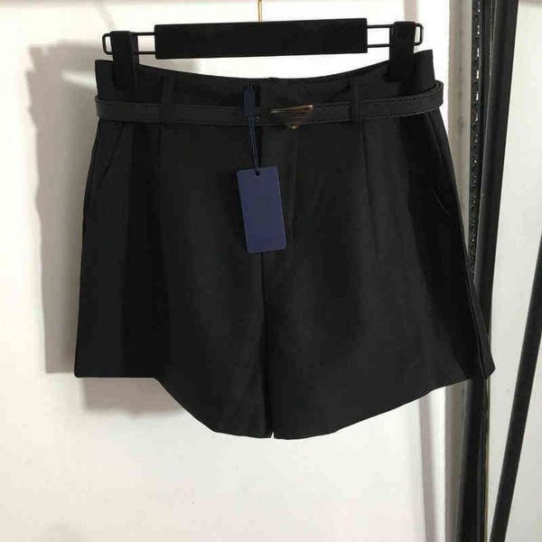 2022 early spring new simple casual letter triangle belt waist shorts, White;black
2022 early spring new simple casual letter triangle belt waist shorts, White;black