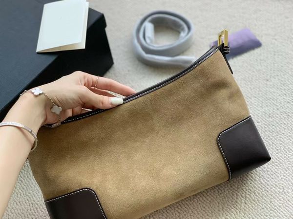 light khaki suede shoulder bags four corners stiff calfskin stitching autumn nubuck leather handbags frosted baguette pattern printing long
light khaki suede shoulder bags four corners stiff calfskin stitching autumn nubuck leather handbags frosted baguette pattern printing long