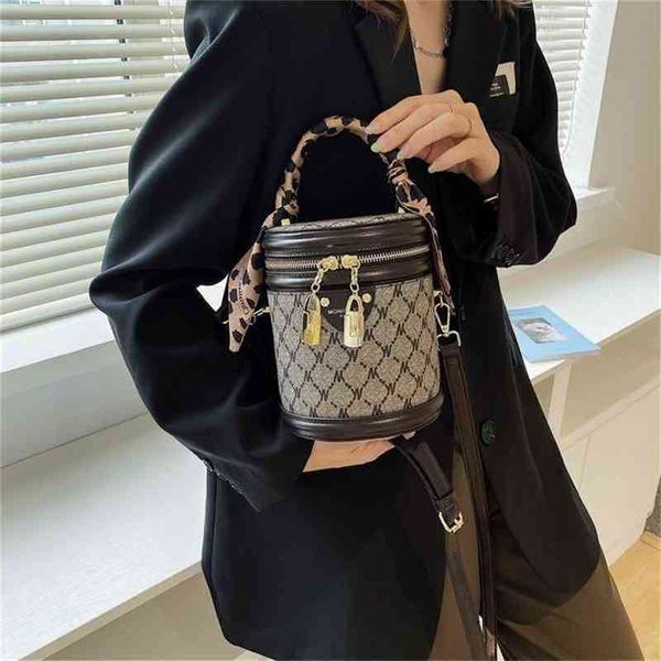 70% off factory online clearance super low foreign style texture printing cylinder ins fashion silk scarf handbag single shoulder bag 
70% off factory online clearance super low foreign style texture printing cylinder ins fashion silk scarf handbag single shoulder bag