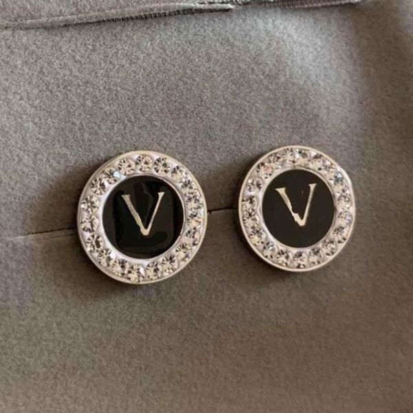 2022 luxury women fashion earrings designer v letter stud cute size drop black oil engagement earring for lady wholesa2624, Golden;silver
2022 luxury women fashion earrings designer v letter stud cute size drop black oil engagement earring for lady wholesa2624, Golden;silver