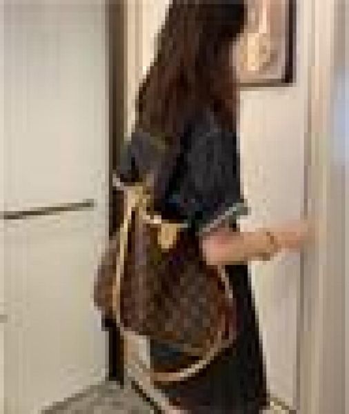 leisure women handbags large capacity shopping bag simple ladies leather handbag rivet totes sheepskin stitching shoulder bags
leisure women handbags large capacity shopping bag simple ladies leather handbag rivet totes sheepskin stitching shoulder bags