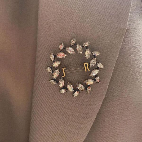 2022 diamonds designer brooch luxury fashion gold brooches letter printed wedding party jewelry pearl d casual classic brooch 2202319m, Gray
2022 diamonds designer brooch luxury fashion gold brooches letter printed wedding party jewelry pearl d casual classic brooch 2202319m, Gray