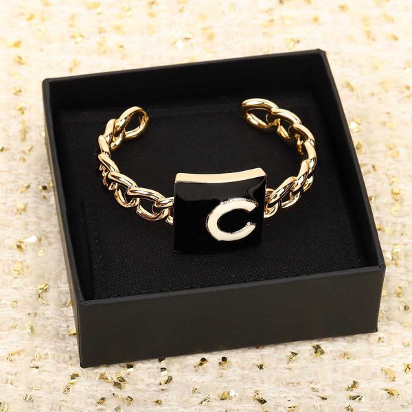 2022 fashion style charm opened bangle with white and black enamel design for women wedding jewelry gift have box stamp ps7038a, Golden
2022 fashion style charm opened bangle with white and black enamel design for women wedding jewelry gift have box stamp ps7038a, Golden