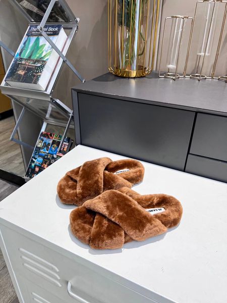 2022 the latest autumn winter lamb wool slipper simple cross vamp classic for comfortable feet 35-41 in a box, Black
2022 the latest autumn winter lamb wool slipper simple cross vamp classic for comfortable feet 35-41 in a box, Black
