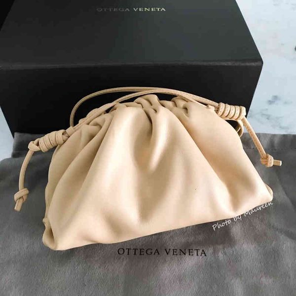 evening bags classic venetassss bottegasssss cloud designer female fashion xiaozhong fold dumpling bag soft leather one shoulder messenger b
evening bags classic venetassss bottegasssss cloud designer female fashion xiaozhong fold dumpling bag soft leather one shoulder messenger b