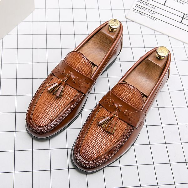 new 2022 luxury black brown tassels leather shoes for men casual loafers business formal dress footwear sapatos tenis masculino
new 2022 luxury black brown tassels leather shoes for men casual loafers business formal dress footwear sapatos tenis masculino