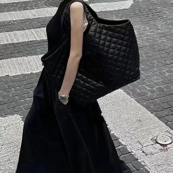 luxury icare maxi shopping bag puffer quilted leather designer handbag removable zipped pouch reusable shoulder toggle closure tote bags
luxury icare maxi shopping bag puffer quilted leather designer handbag removable zipped pouch reusable shoulder toggle closure tote bags