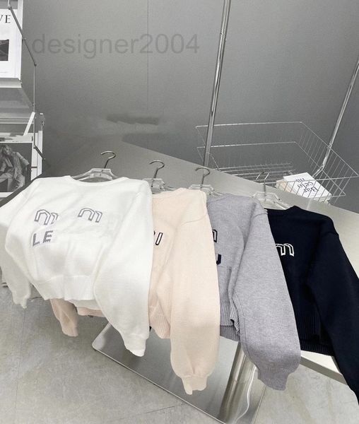 women's sweaters designer miu salt series girls wear 22s autumn and winter new color contrast letters long sleeve simple round neck pul, White;black
women's sweaters designer miu salt series girls wear 22s autumn and winter new color contrast letters long sleeve simple round neck pul, White;black