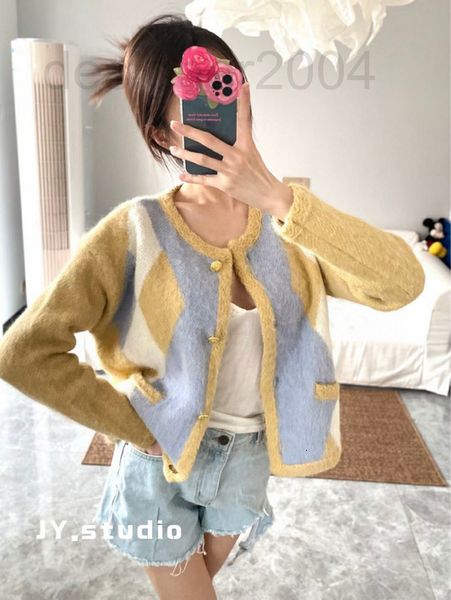 women's sweaters designer 2022 early autumn new small fragrance geometric color matching girl sense knitted single breasted sweater car, White;black
women's sweaters designer 2022 early autumn new small fragrance geometric color matching girl sense knitted single breasted sweater car, White;black