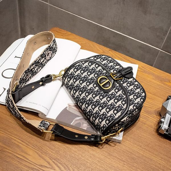 accessories designers old flower saddle bag simple luxury ladies fashion crossbody handbags, Silver
accessories designers old flower saddle bag simple luxury ladies fashion crossbody handbags, Silver