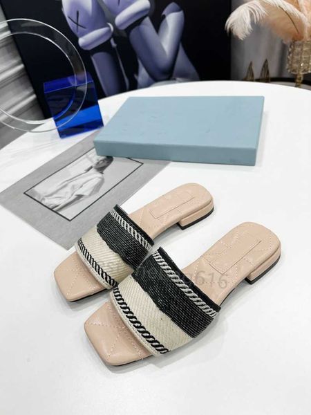 2022 spring/summer fly knit weaving slippers fashionable high-end women's slippers, Black
2022 spring/summer fly knit weaving slippers fashionable high-end women's slippers, Black