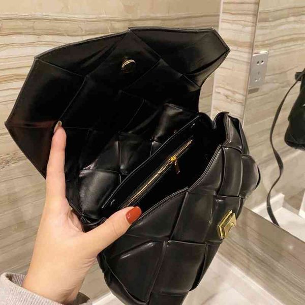classic evening bags venetassss bottegasssss designer versatile leisure trend women's preparation postman bag detachable single shoulde
classic evening bags venetassss bottegasssss designer versatile leisure trend women's preparation postman bag detachable single shoulde