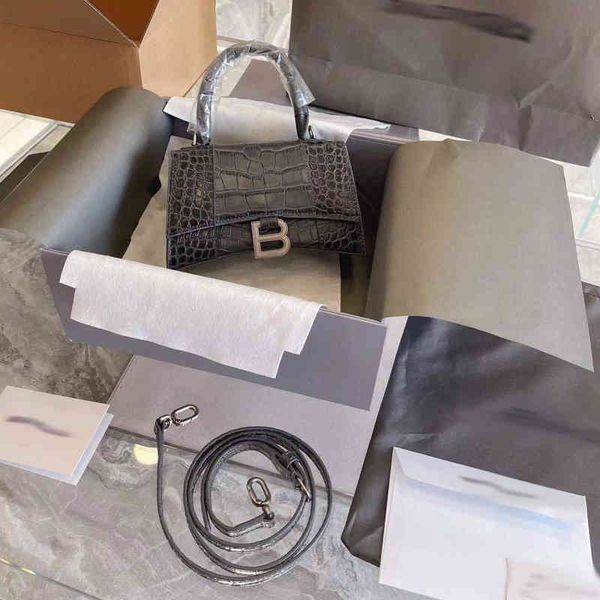designer luxury for womens bags handbag b-shaped paris single shoulder messenger fashion balencigas shoulder oblique span wallet versatile t
designer luxury for womens bags handbag b-shaped paris single shoulder messenger fashion balencigas shoulder oblique span wallet versatile t