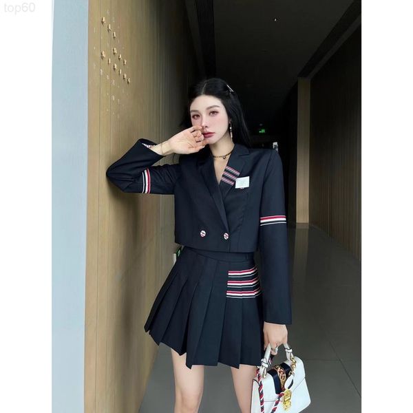 women's tracksuits designer 22ss early autumn new short long sleeve set with colorful ribbon decoration and pleated skirt fashionable s, Gray
women's tracksuits designer 22ss early autumn new short long sleeve set with colorful ribbon decoration and pleated skirt fashionable s, Gray