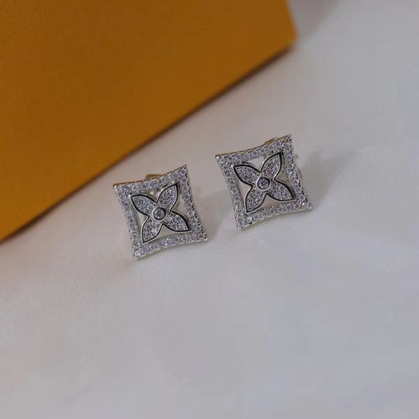 2022 new clover sweet designer stud earrings for women silver shining crystal geometry ear rings party jewelry, Golden;silver
2022 new clover sweet designer stud earrings for women silver shining crystal geometry ear rings party jewelry, Golden;silver