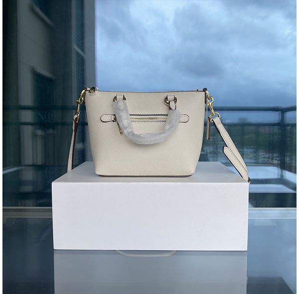 new 2022 women's totes bag shoulder daily messenger bags fashion handbag size 20x14x7 phone wallet key casual small square bags
new 2022 women's totes bag shoulder daily messenger bags fashion handbag size 20x14x7 phone wallet key casual small square bags