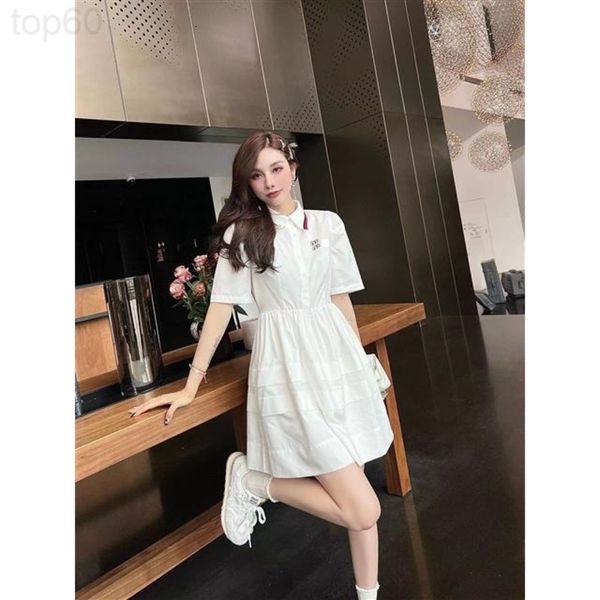 casual dresses designer chao brand 22 spring / summer new letter printed lapel contrast color half sleeve lined skirt with waist closed desi, Black;gray
casual dresses designer chao brand 22 spring / summer new letter printed lapel contrast color half sleeve lined skirt with waist closed desi, Black;gray