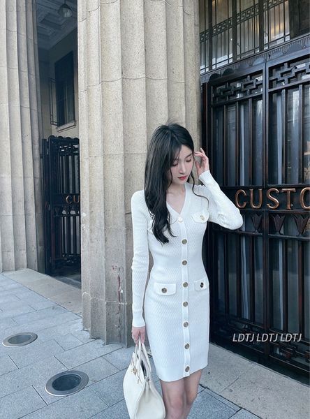 casual dresses designer autumn temperament celebrities small fragrance v-neck metal button long sleeve knitted skirt slim dress female 9ik3, Black;gray
casual dresses designer autumn temperament celebrities small fragrance v-neck metal button long sleeve knitted skirt slim dress female 9ik3, Black;gray