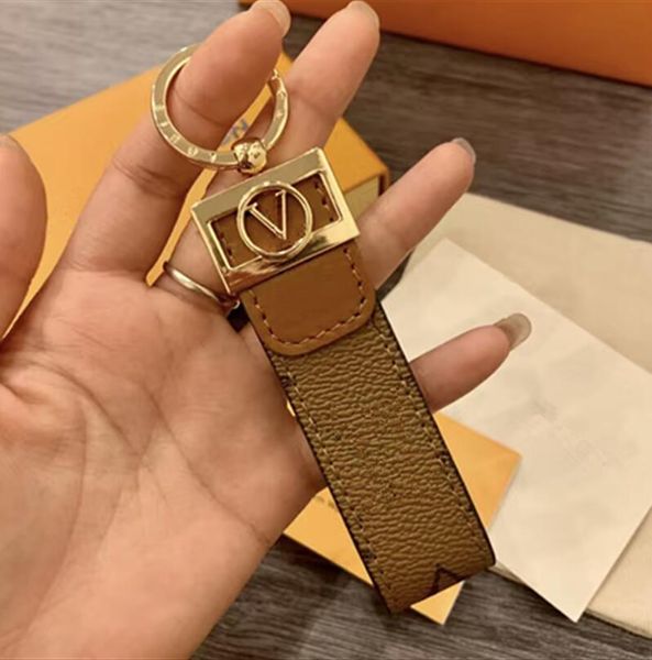 2022ss keychains buckle lovers car handmade leather keychains men and women bag pendant fashion accessories with box, Silver
2022ss keychains buckle lovers car handmade leather keychains men and women bag pendant fashion accessories with box, Silver