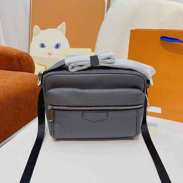 luxury men messenger bags classic zipper shoulder crossbody bags leather print handbag mobile phone designer women sports day packs 220829
luxury men messenger bags classic zipper shoulder crossbody bags leather print handbag mobile phone designer women sports day packs 220829
