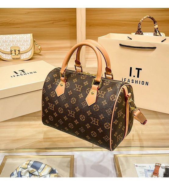2023 new women messenger travel bag classic style fashion bags shoulder bags lady totes handbags 30 cm with key lock #87400
2023 new women messenger travel bag classic style fashion bags shoulder bags lady totes handbags 30 cm with key lock #87400