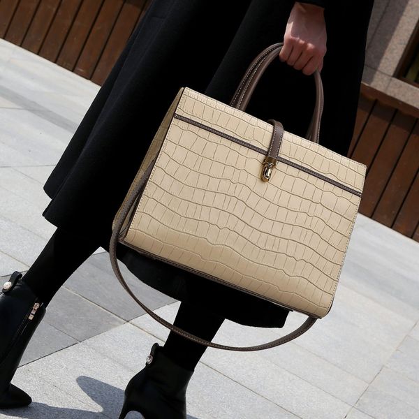totes women one shoulder shopping bag small high-capacity genuine leather material wholesale fashion bags mom handbag tote black splicing 00
totes women one shoulder shopping bag small high-capacity genuine leather material wholesale fashion bags mom handbag tote black splicing 00