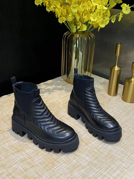 2021 winter new electric embroidered short boots full leather inside and outside fashionable and warm euro 35-42 us 4-11, Black
2021 winter new electric embroidered short boots full leather inside and outside fashionable and warm euro 35-42 us 4-11, Black