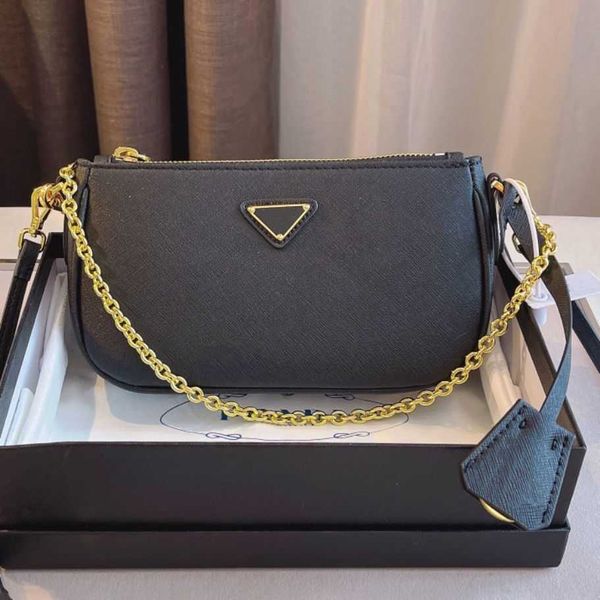 fashion simple black chain single shoulder messenger bags women's classic handbag designer bag letter making cross bag
fashion simple black chain single shoulder messenger bags women's classic handbag designer bag letter making cross bag