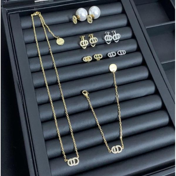 2020luxury jewelry letter earrings female internet celebrity mini ear clip high version necklace bracelet300u, Black
2020luxury jewelry letter earrings female internet celebrity mini ear clip high version necklace bracelet300u, Black