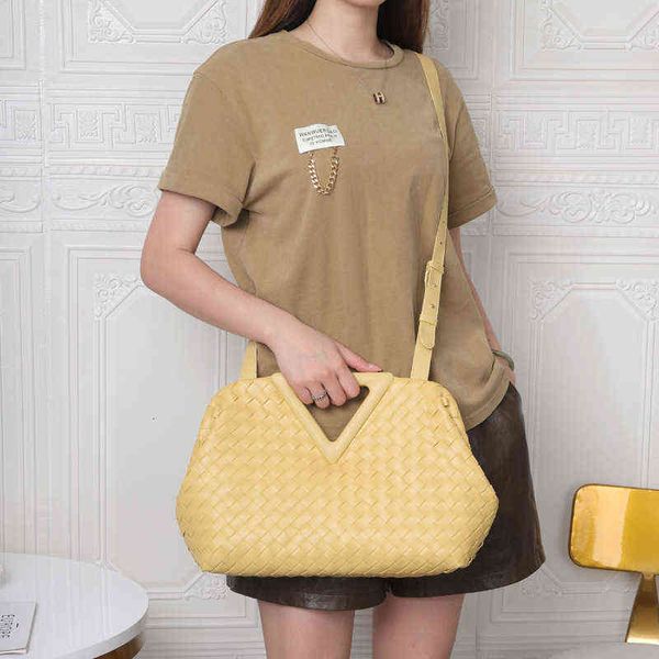 inverted fashion triangle cloud bag woven leather women's armpit clip single shoulder diagonal cross portable
inverted fashion triangle cloud bag woven leather women's armpit clip single shoulder diagonal cross portable