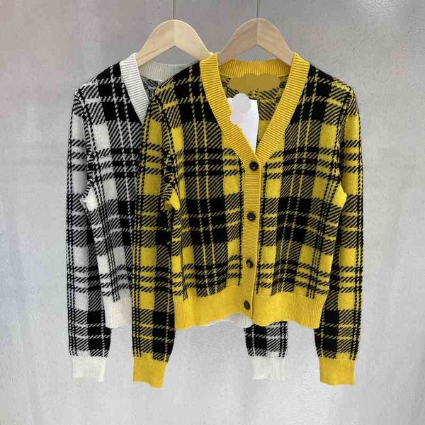women's knits tees d cattle early autumn letter button check color contrast v neck wool knitted cardigan with thin personality coat, White
women's knits tees d cattle early autumn letter button check color contrast v neck wool knitted cardigan with thin personality coat, White