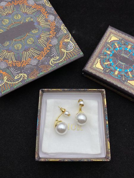 2022 new fashion women designer stud earrings pearl fashion for woman with original box christmas gift, Golden;silver
2022 new fashion women designer stud earrings pearl fashion for woman with original box christmas gift, Golden;silver