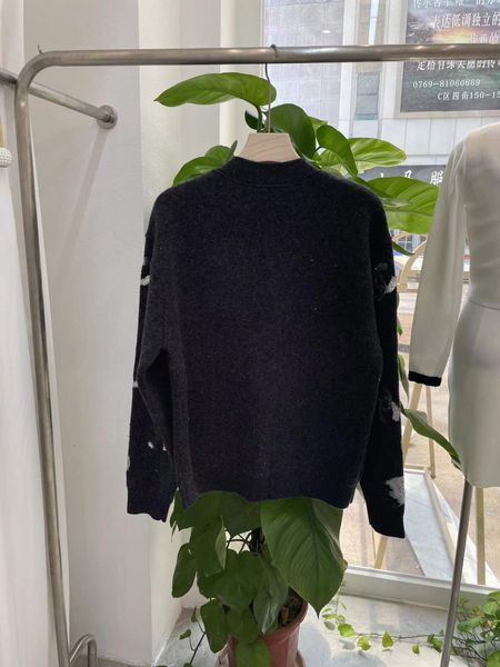 2022 new autumn winter milan runway sweaters v neck long sleeve women's sweater high end jacquard designer sweater 0829-20, White;black
2022 new autumn winter milan runway sweaters v neck long sleeve women's sweater high end jacquard designer sweater 0829-20, White;black