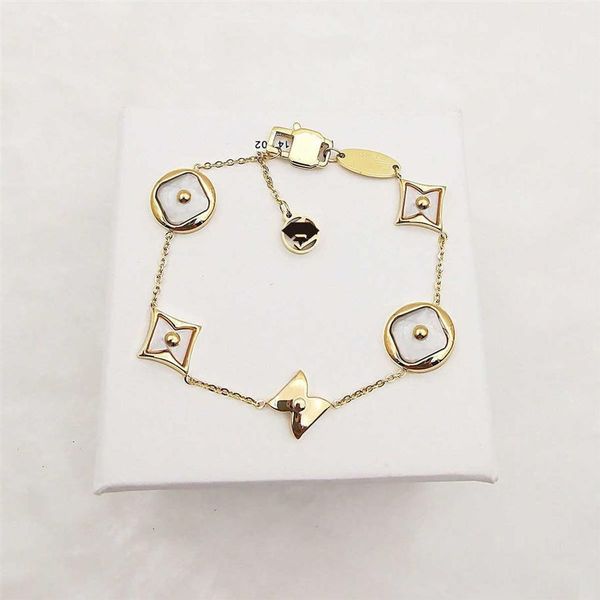 jewelry bracelet luxury designer women pendant bracelets with flowers pattern optional with box 388, Silver
jewelry bracelet luxury designer women pendant bracelets with flowers pattern optional with box 388, Silver